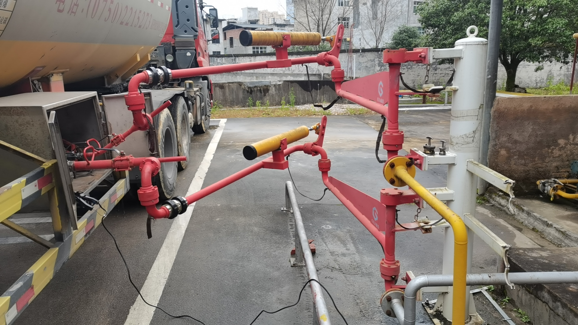 Bottom loading arm with vapor arm installed for truck loading
