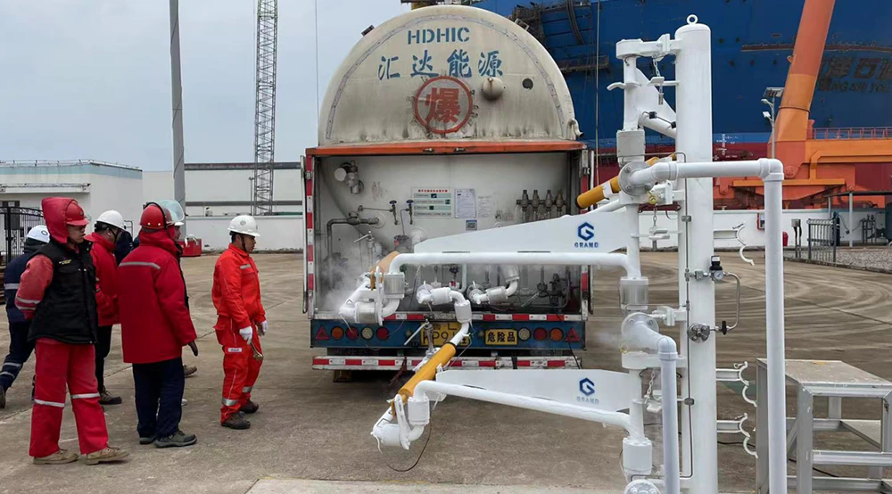 Cryogenic Truck Loading Arms LNG installation detail