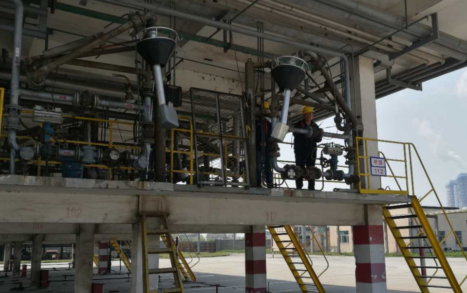 Top loading arm installed on loading platform