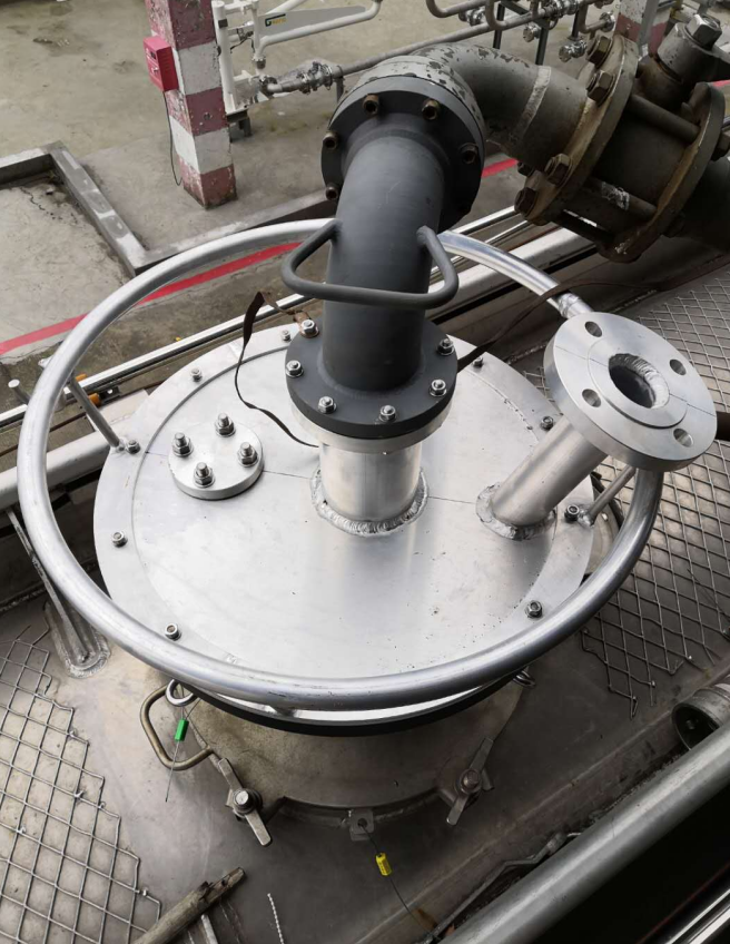 Top loading arm sealed manhole detail